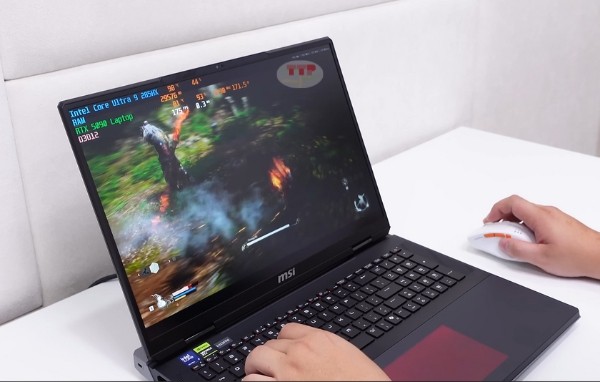 Laptop MSI Raider 18 HX AI A2XWIG 033VN TTP