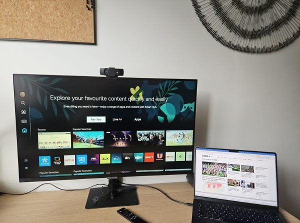 Màn hình Samsung LS32DM700UEXXV 32 inch TTP